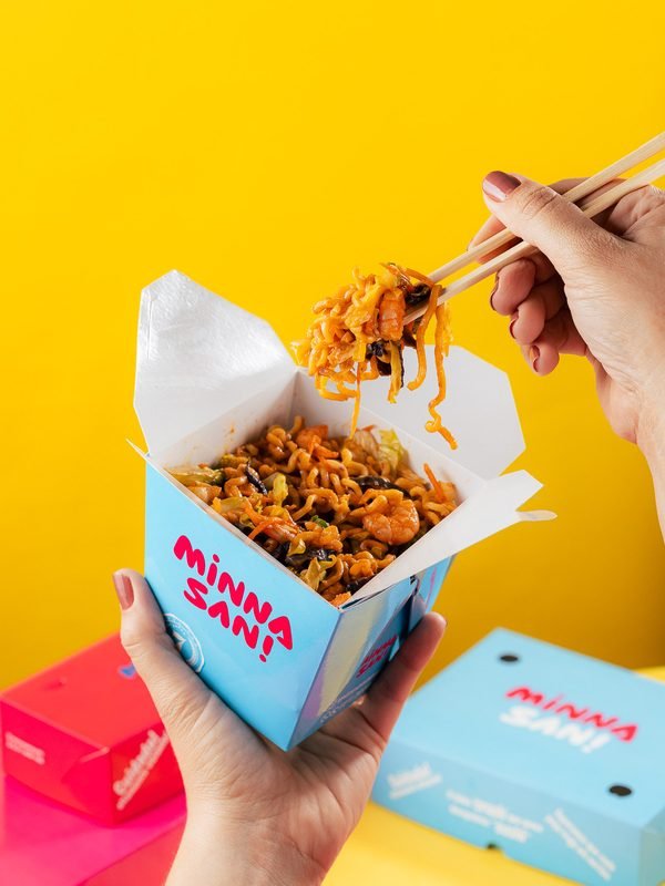 Yakisoba do Minna San na embalagem de delivery